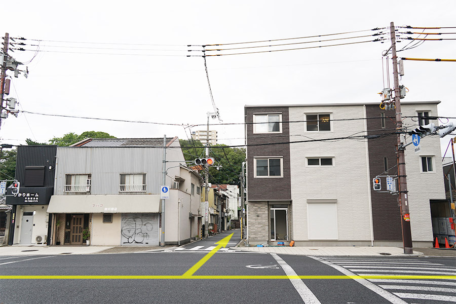 お車でのお越しの際はこの路地へ