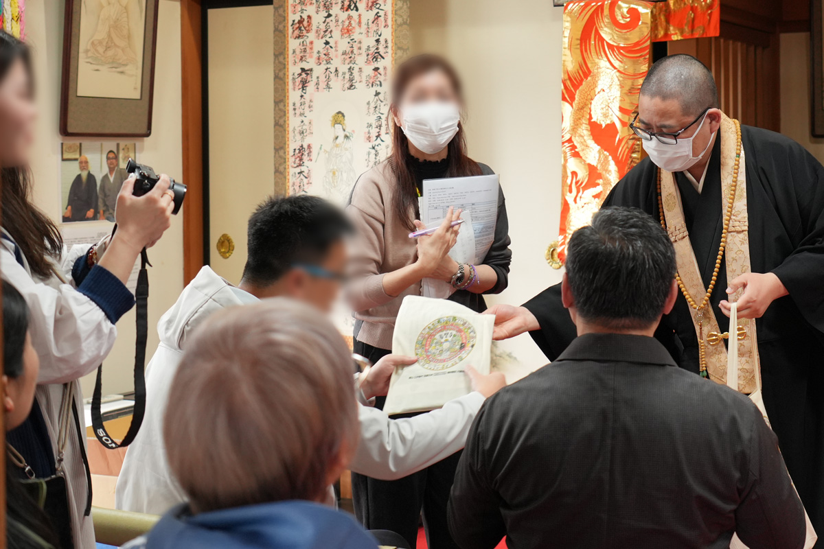 香港の東華三院グループ（寺院・病院・学校等を多角経営）のCEO〘蘇祐安 行政総監〙が、泰聖寺に視察見学に来られました。4