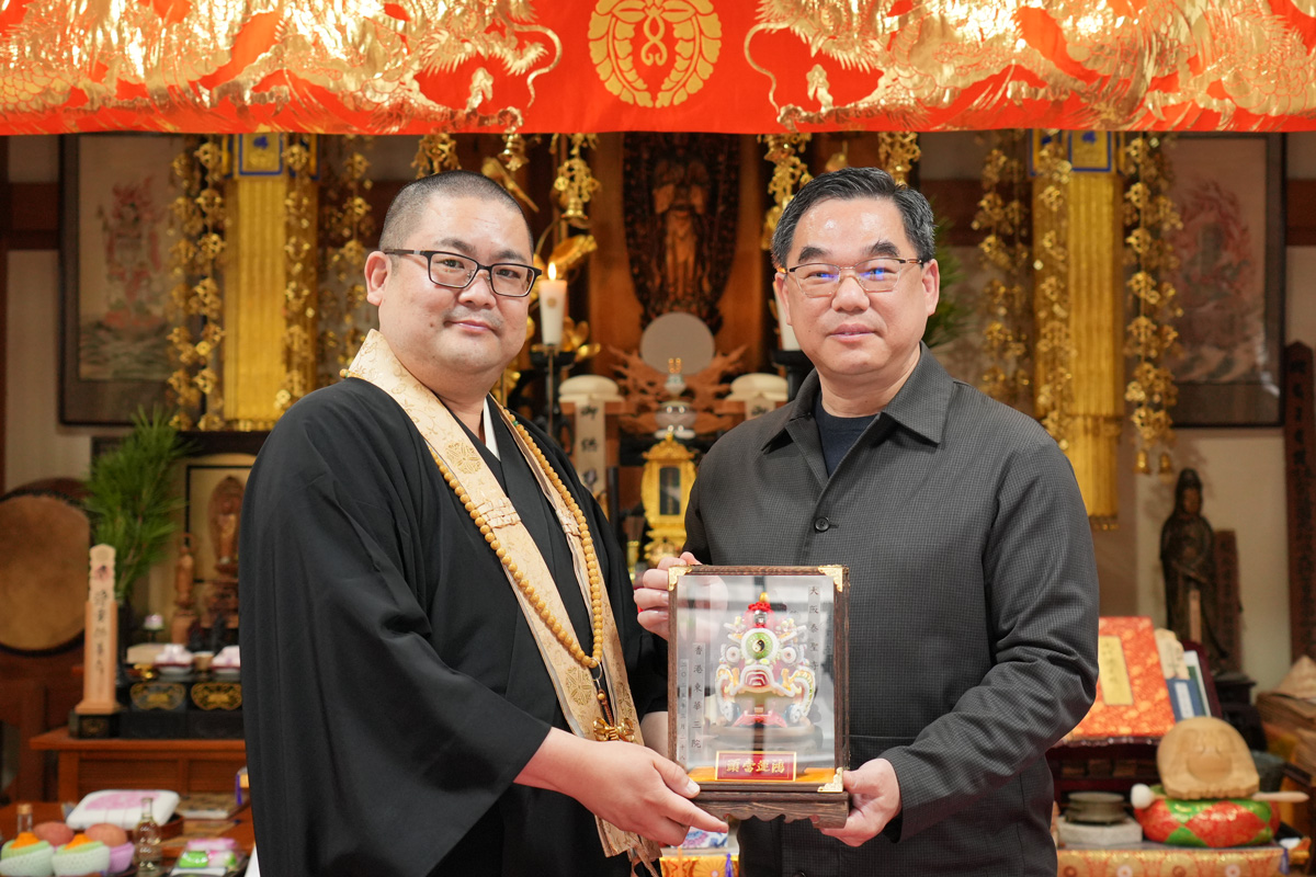 香港の東華三院グループ（寺院・病院・学校等を多角経営）のCEO〘蘇祐安 行政総監〙が、泰聖寺に視察見学に来られました。1
