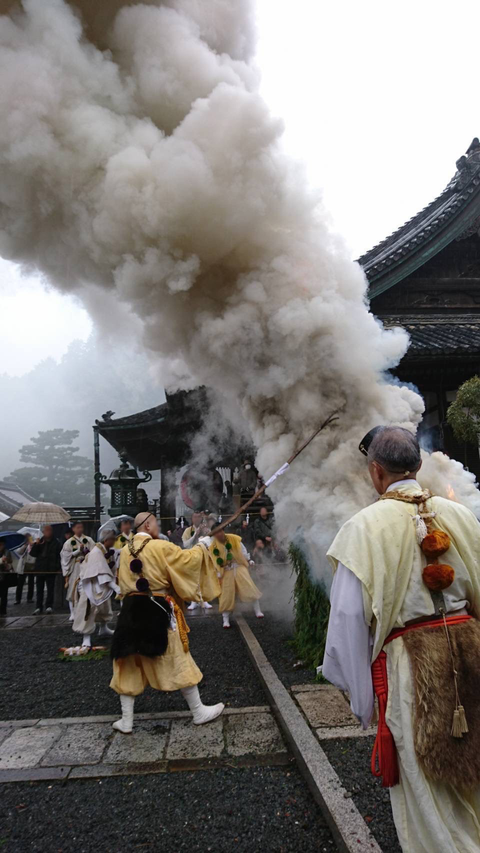 泰聖寺の京都本院である柳谷観音楊谷寺にて、江戸時代より脈々と受け継がれてきた『開眼大護摩供』が厳修されました。1
