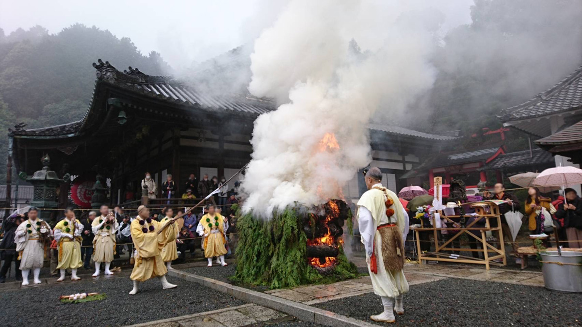 泰聖寺の京都本院である柳谷観音楊谷寺にて、江戸時代より脈々と受け継がれてきた『開眼大護摩供』が厳修されました。2