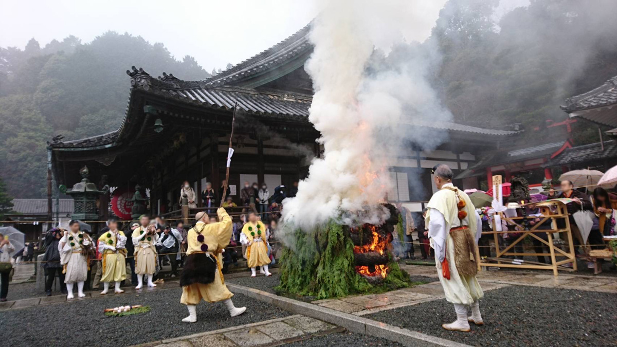 泰聖寺の京都本院である柳谷観音楊谷寺にて、江戸時代より脈々と受け継がれてきた『開眼大護摩供』が厳修されました。3