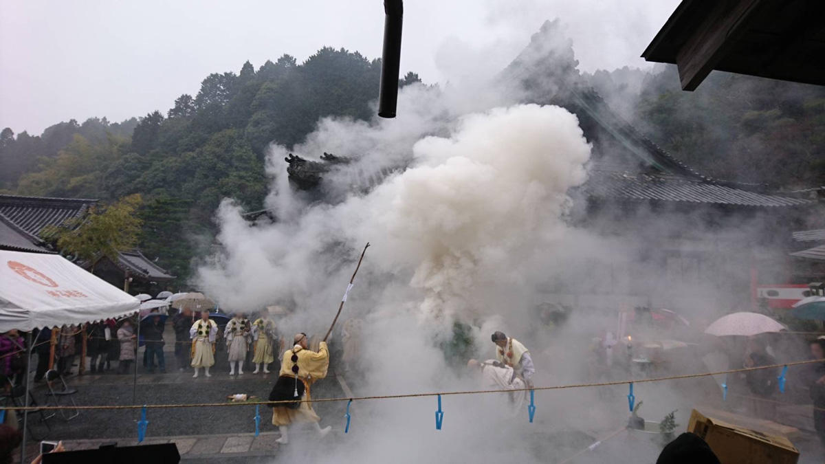 泰聖寺の京都本院である柳谷観音楊谷寺にて、江戸時代より脈々と受け継がれてきた『開眼大護摩供』が厳修されました。4
