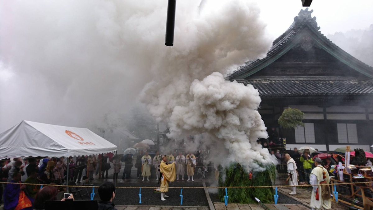 泰聖寺の京都本院である柳谷観音楊谷寺にて、江戸時代より脈々と受け継がれてきた『開眼大護摩供』が厳修されました。5