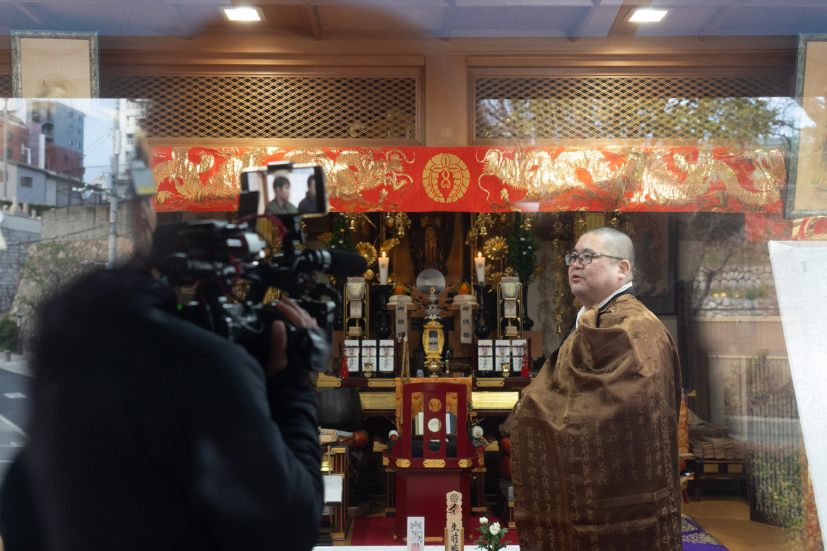 泰聖寺境内にて、テレビ大阪の番組「大阪おっさんぽ」の収録がありました。2