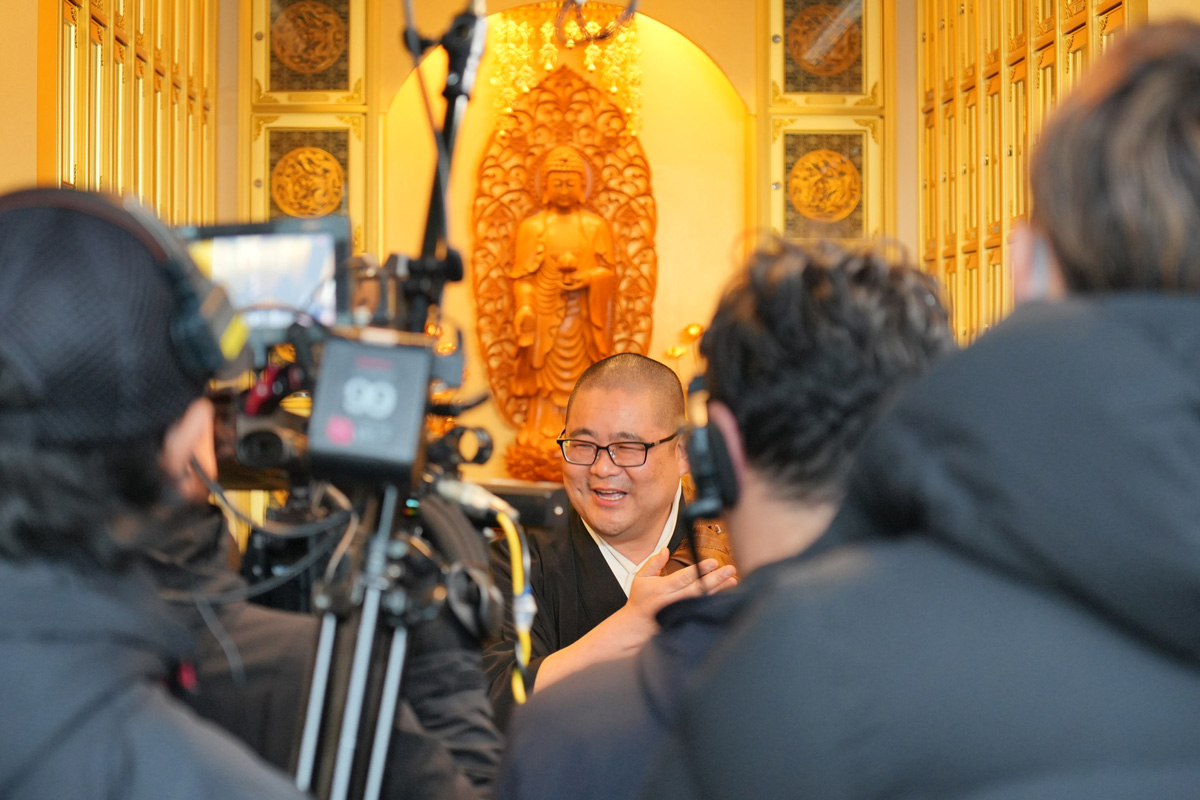 泰聖寺境内にて、テレビ大阪の番組「大阪おっさんぽ」の収録がありました。7