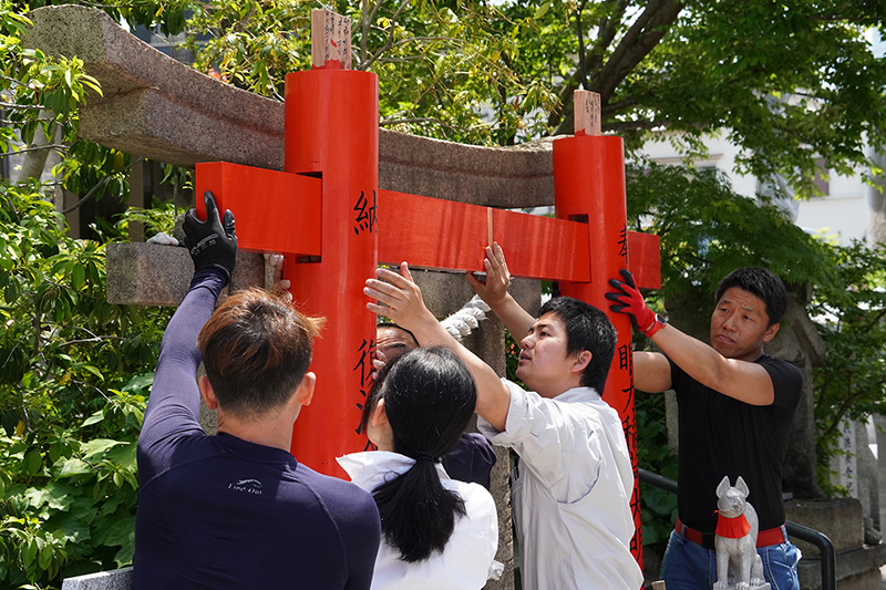 眼力稲荷大明神の新鳥居が奉納されました。1