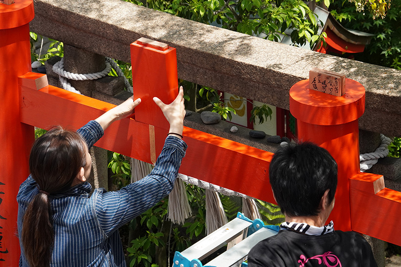 眼力稲荷大明神の新鳥居が奉納されました。18