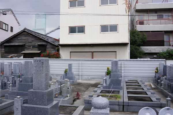 泰聖寺の庫裏と聖苑墓地南壁が完成しました。4